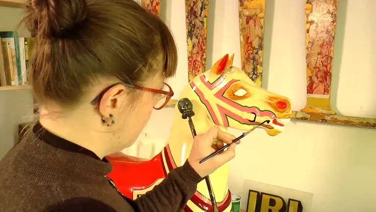 artist painting a galloper horse 